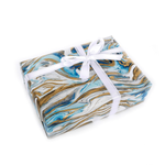 Nachhaltiges, marmoriertes Geschenkpapier in Blau & Gold – 50 m Geschenkpapier-Rolle - 1