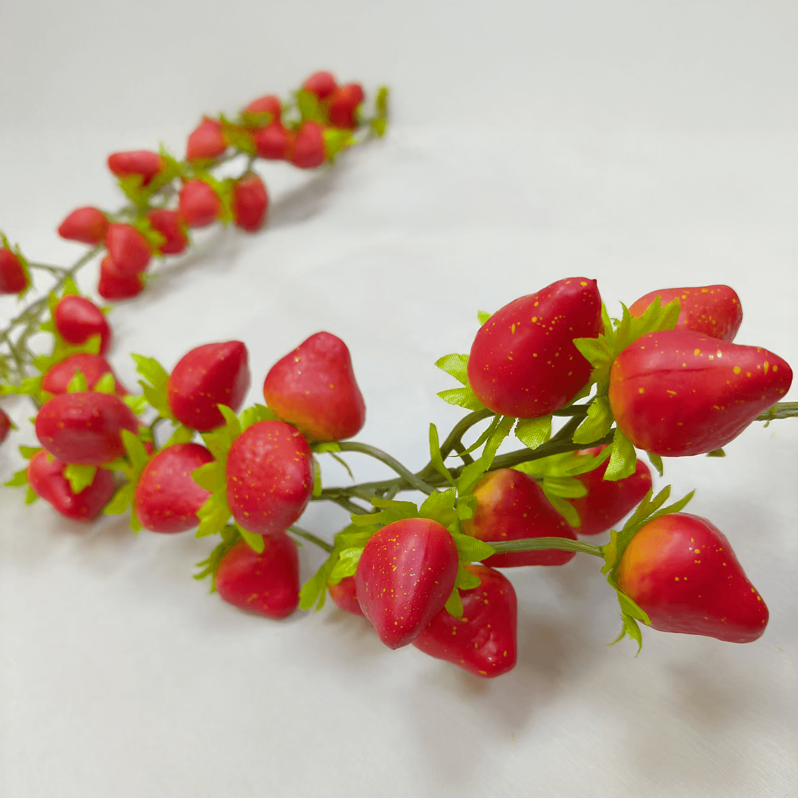 Artificial strawberry vine with fruit 180 cm  - 1 Artificial strawberry vine with fruit 180 cm  - 1