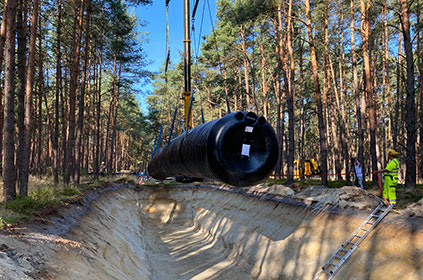 Löschwaserbehälter im Wald zum Schutz vor Waldbränden.