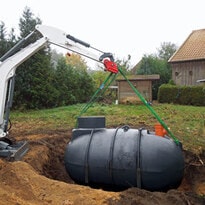 Regenwassertank Einbau Regenwassertank Einlass in Baugrube durch Kleinbagger