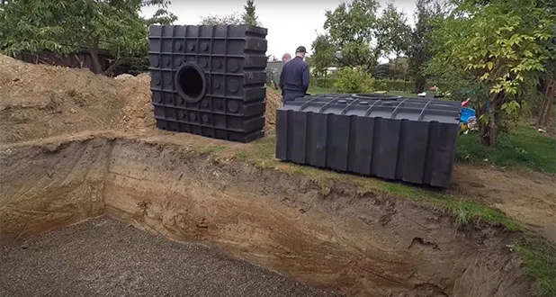 Kunststoff Flachtank neben einer Baugrube