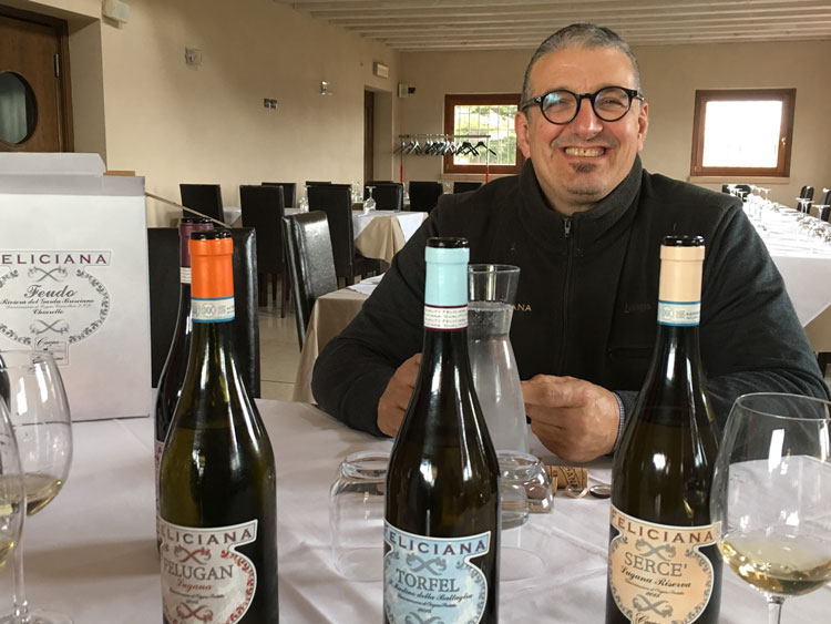 Massimo Sbruzzi vom Weingut Feliciana präsentiert seine Weine