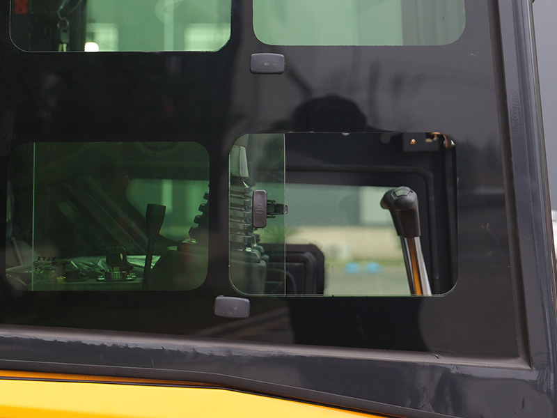 Zuöffnendes Seitenfenster