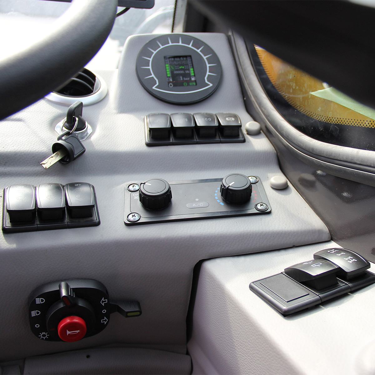 Bedienpult mit Instrumentenanzeige