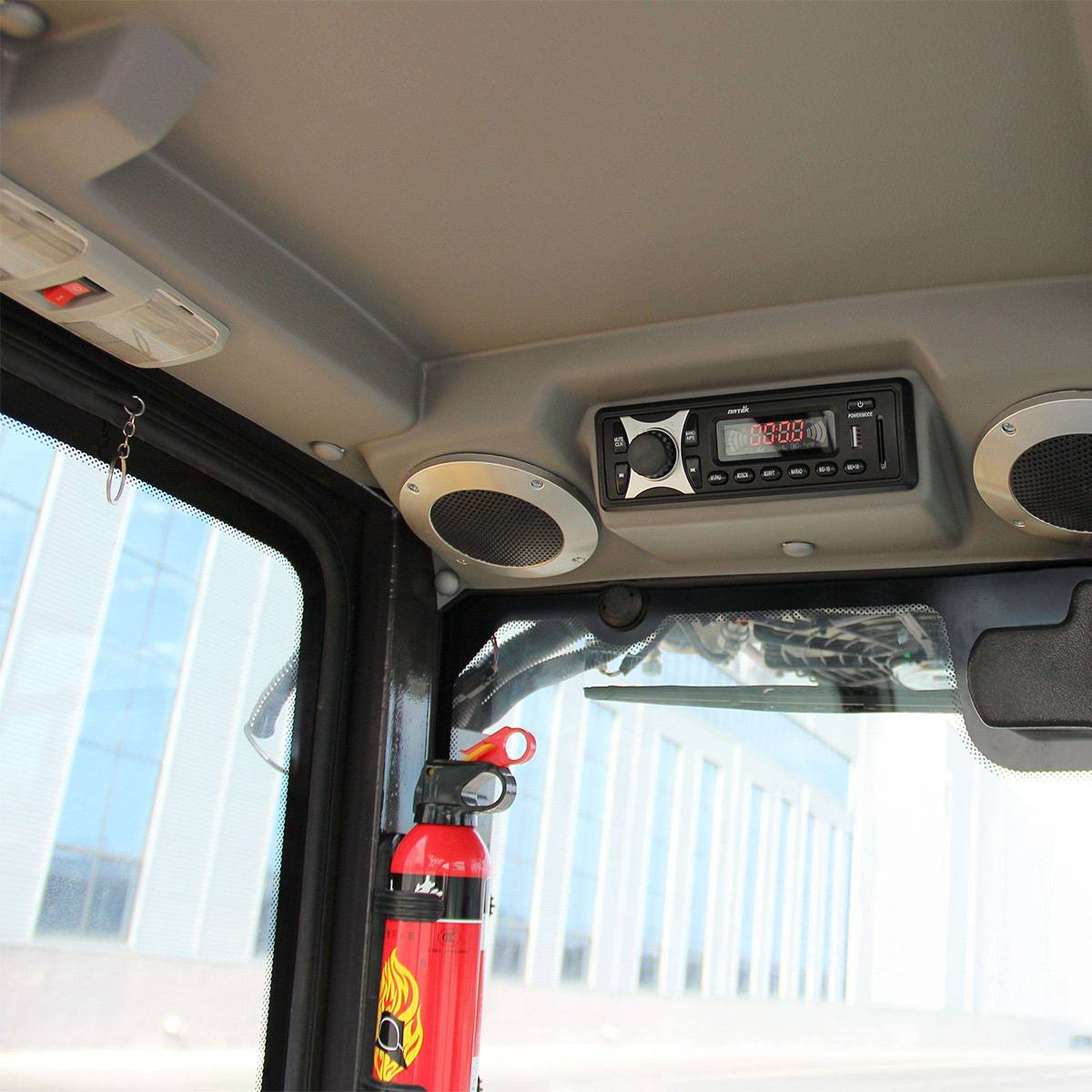 Radio, Innenbeleuchtung und Feuerlöscher