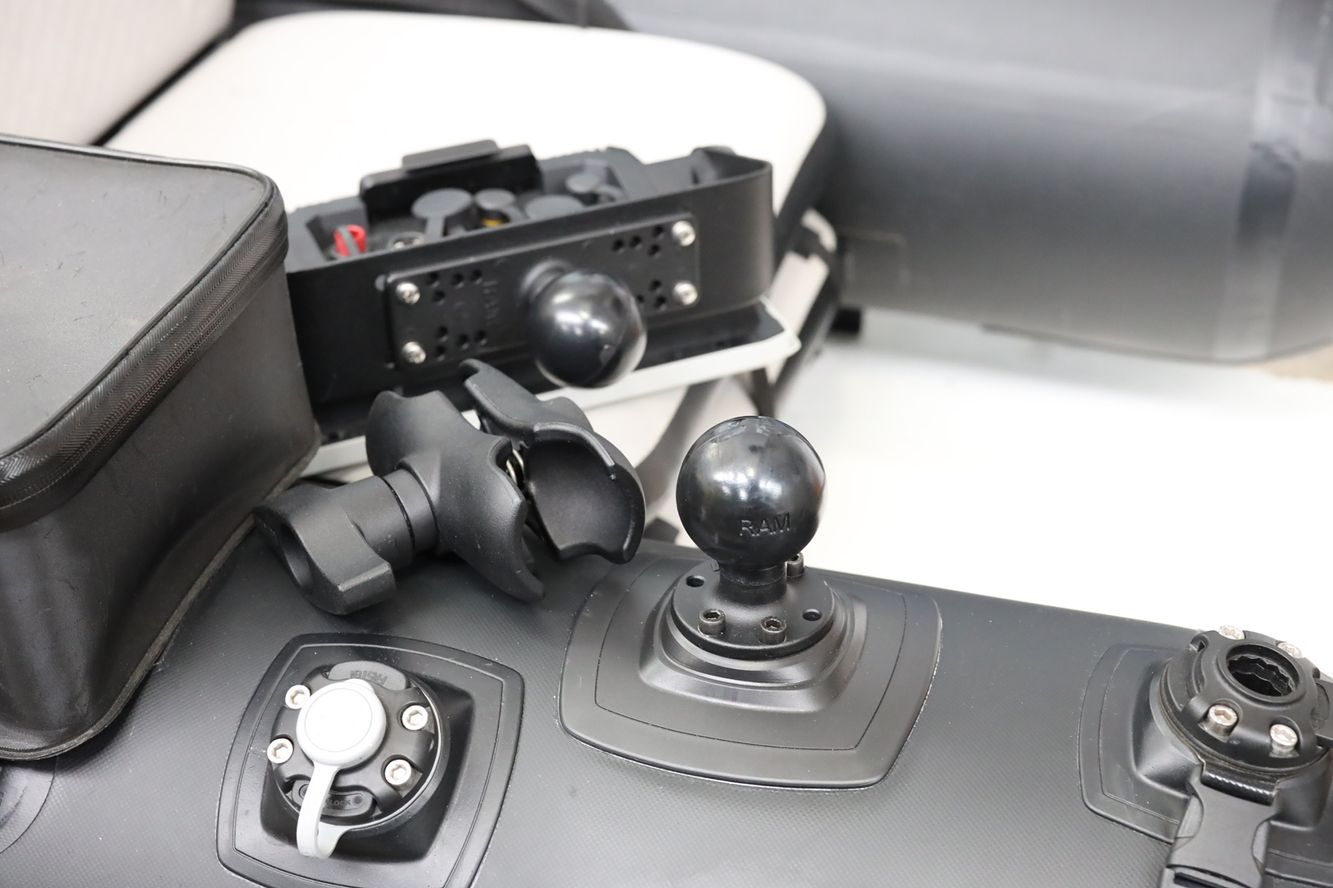 RAM Mounts (2,25 Zoll) D-Kugel mit Fasten Klebepad für Schlauch- und Bellyboote RAM Mounts (2,25 Zoll) D-Kugel mit Fasten Klebepad für Schlauch- und Bellyboote