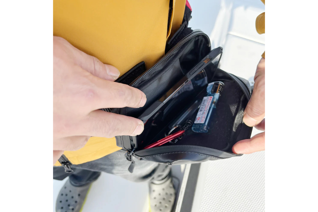 mazume WAIST POUCH – Wasserabweisende Hüfttasche für Smartphone & Zubehör beim Angeln (MZAS-790) mazume WAIST POUCH – Wasserabweisende Hüfttasche für Smartphone & Zubehör beim Angeln (MZAS-790)