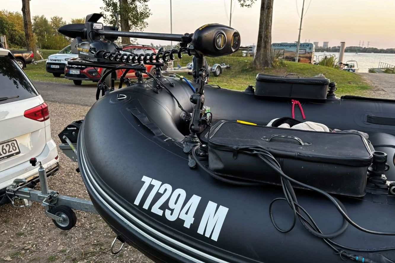 Bugplattform schwarz, um vorne große GPS-Motoren für Schlauchboote zu montieren Bugplattform schwarz, um vorne große GPS-Motoren für Schlauchboote zu montieren