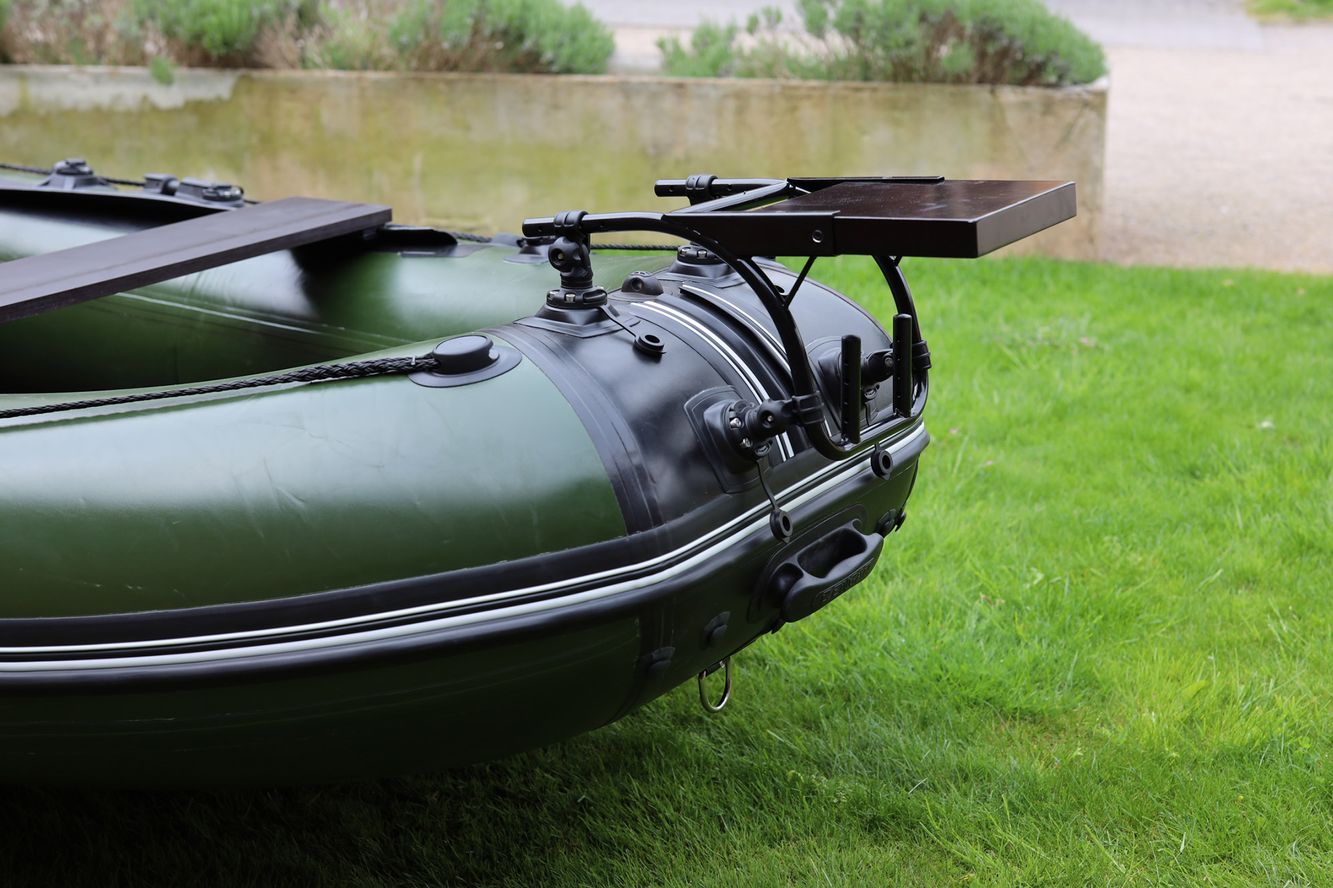 Bugplattform schwarz, um vorne große GPS-Motoren für Schlauchboote zu montieren Bugplattform schwarz, um vorne große GPS-Motoren für Schlauchboote zu montieren