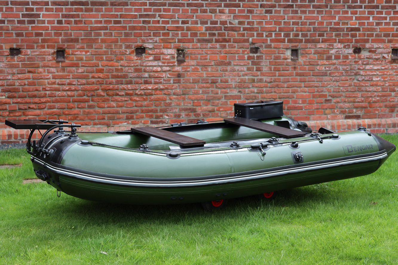 Bugplattform schwarz, um vorne große GPS-Motoren für Schlauchboote zu montieren Bugplattform schwarz, um vorne große GPS-Motoren für Schlauchboote zu montieren