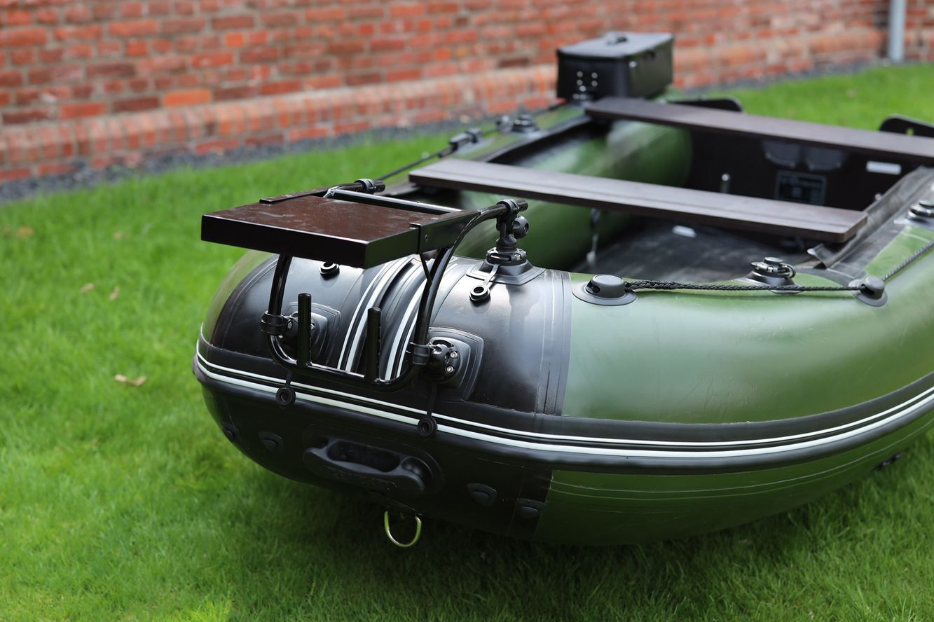 Bugplattform schwarz, um vorne große GPS-Motoren für Schlauchboote zu montieren Bugplattform schwarz, um vorne große GPS-Motoren für Schlauchboote zu montieren