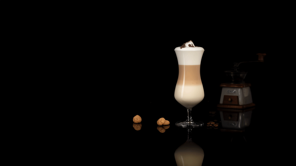 Cocktailglas mit Kaffee gefüllt von IMPERIAL Glass